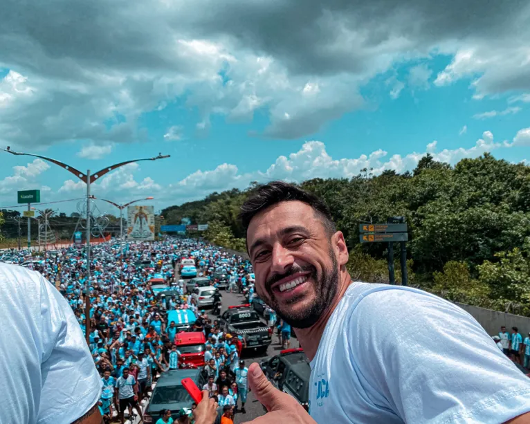 Robinho curtiu demais a energia da Fiel Bicolor