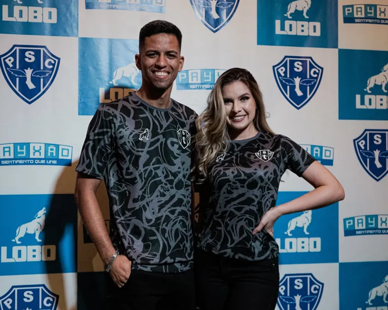 Nova camisa do goleiro apresenta elementos gráficos em homenagem à Fiel Bicolor.