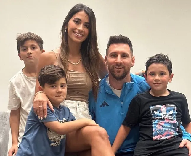 Messi, Antonela e os filhos.