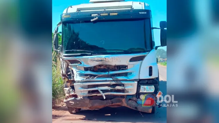 Carreta bitrem envolvida na colisão