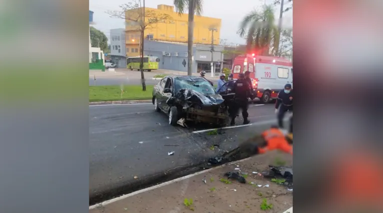 A frente do veículo ficou completamente destruída