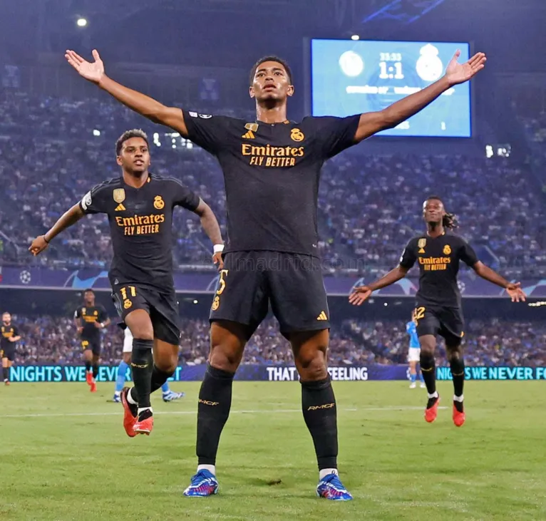 Real vence Napoli na Champions com gol de Vini Jr. e pintura