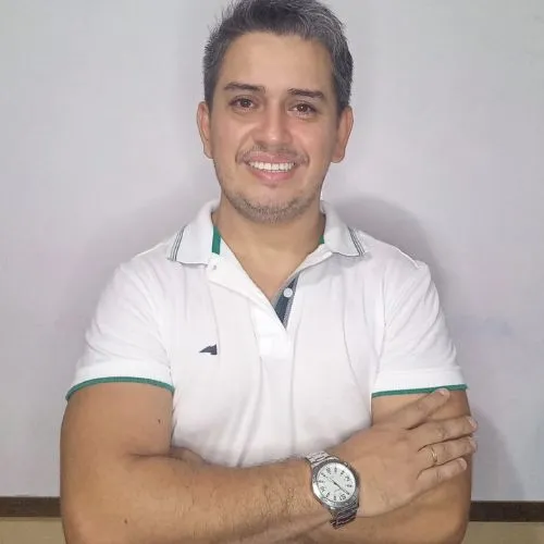 O professor Rômulo Leonardo tem 15 anos de carreira, sendo 10 acompanhando estudantes que vão prestar a prova do Enem