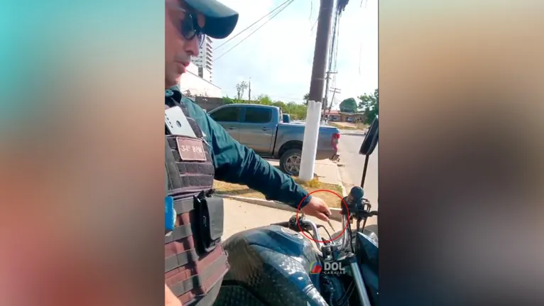 Sargento Siqueira mostra chave usada pelos adolescentes para ligar a moto