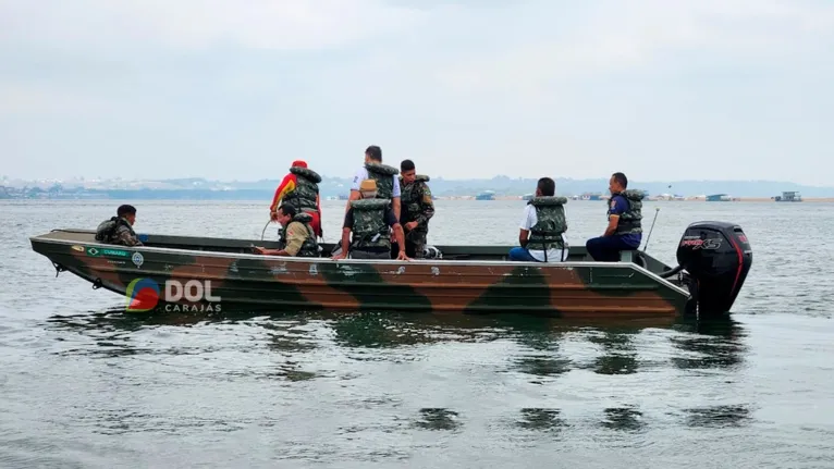 Militares do Bombeiro, Exército e diretoria do Círio durante a vistoria