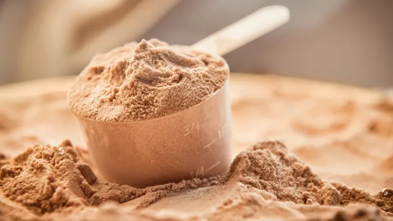 O consumo de suplementação com whey protein não é necessária quando se alcança a dose de proteína recomendada na alimentação