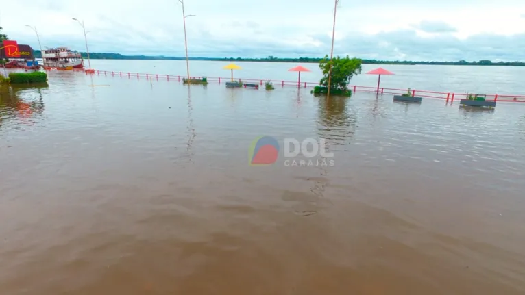 Rio Tocantins transbordou e inundou a orla