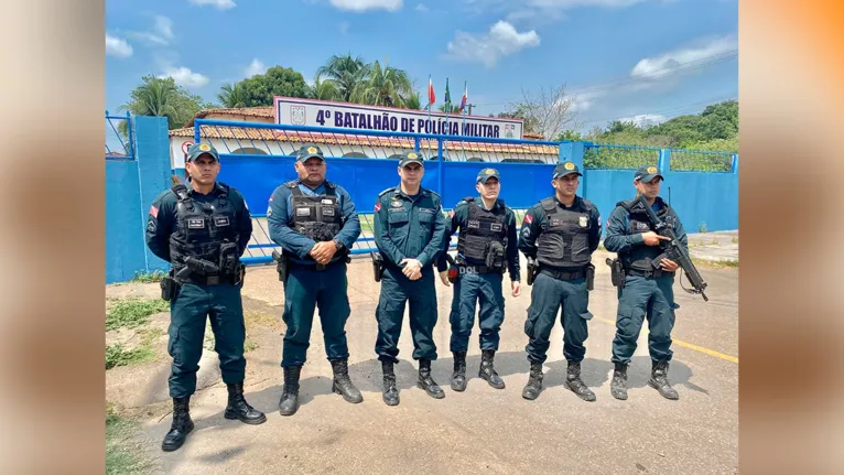 Coronel Dayvid com militares que participaram da ocorrência