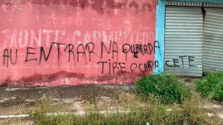 Muro também está com inscrição orientando tirar o capacete