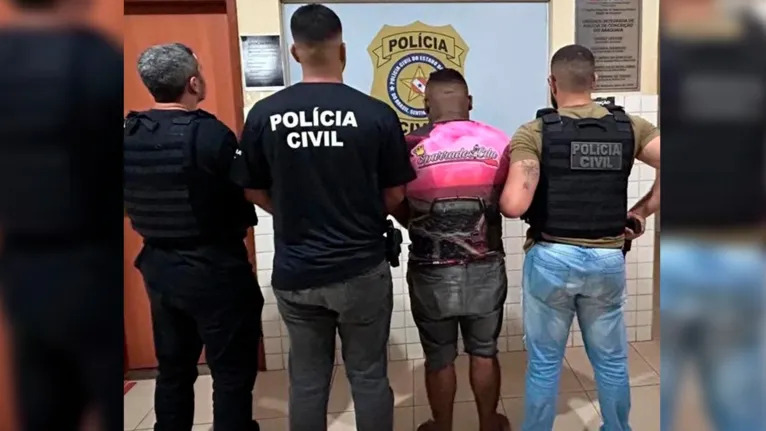 Ao ser conduzido para prestar depoimento na Delegacia de Polícia, o acusado revelou que possuía uma quantidade maior de drogas,