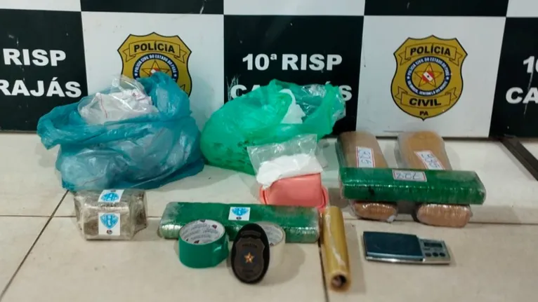 Drogas e itens foram encontrados na casa do acusado, após verificação no celular dele