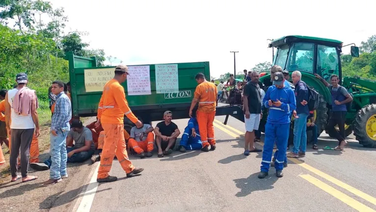 Os indígenas utilizaram um trator com caçamba para fechar a rodovia nas duas faixas