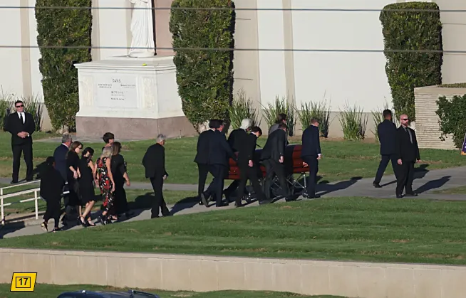 Elenco de "Friends" se despede em funeral de Matthew Perry