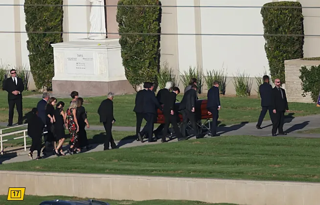 Elenco de "Friends" se despede em funeral de Matthew Perry