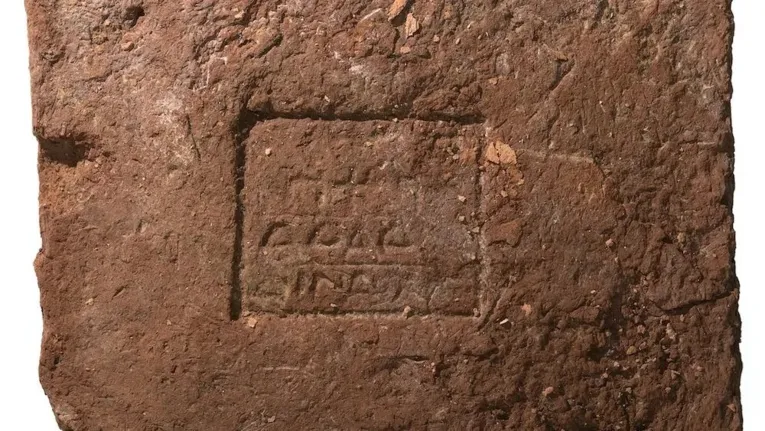 Um tijolo contendo uma inscrição com o nome Adadnadinakhe, que significa 'Adad, o doador de irmãos'