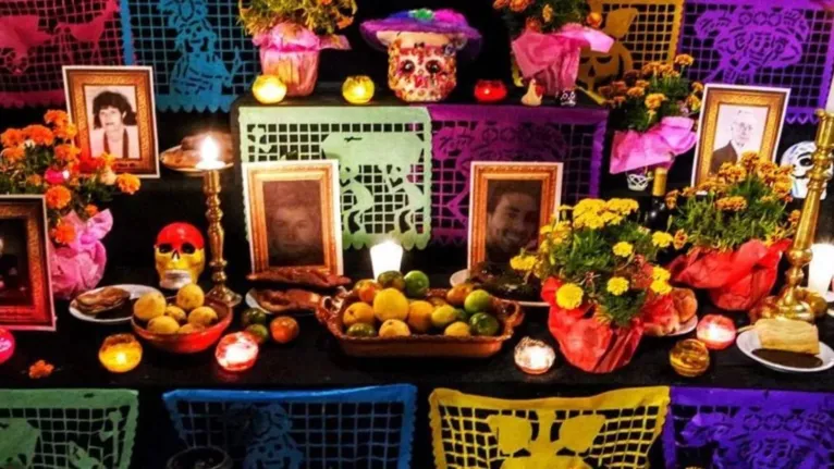 O altar serve como lugar sagrado para homenagens aos entes queridos