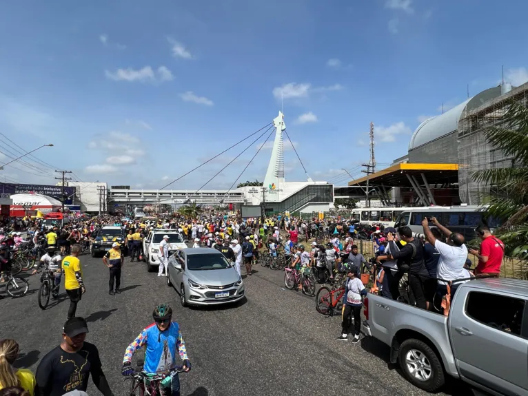 Imagem de Nossa Senhora de Nazaré recebe homenagens em frente ao Castanheira Shopping.