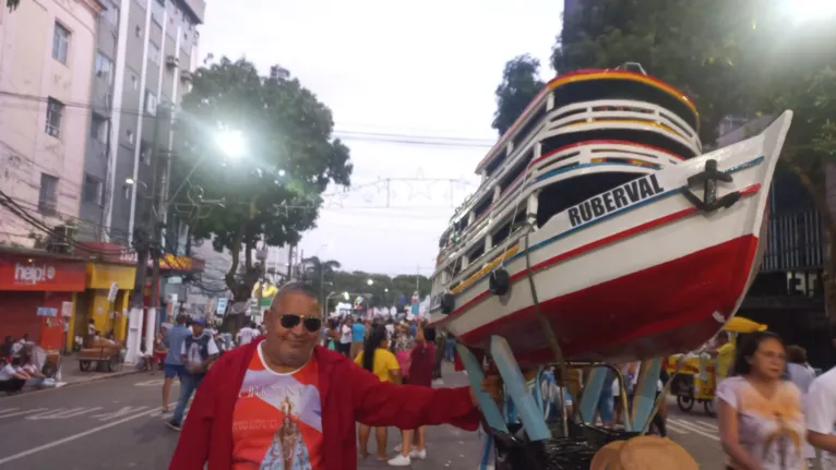 Roberto Farias com o barco pagando promessa a Nossa Senhora de Nazaré
