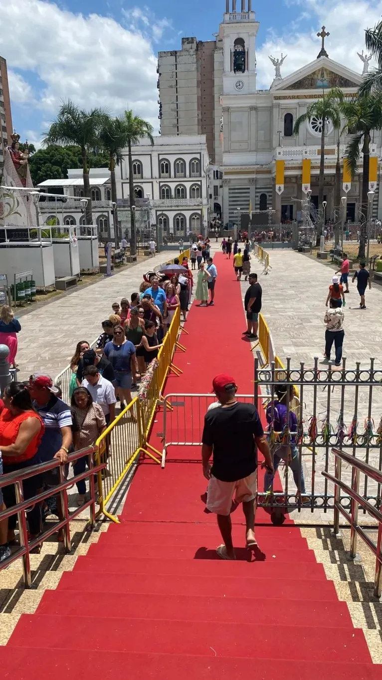 Fila de devotos para ver a imagem Peregrina