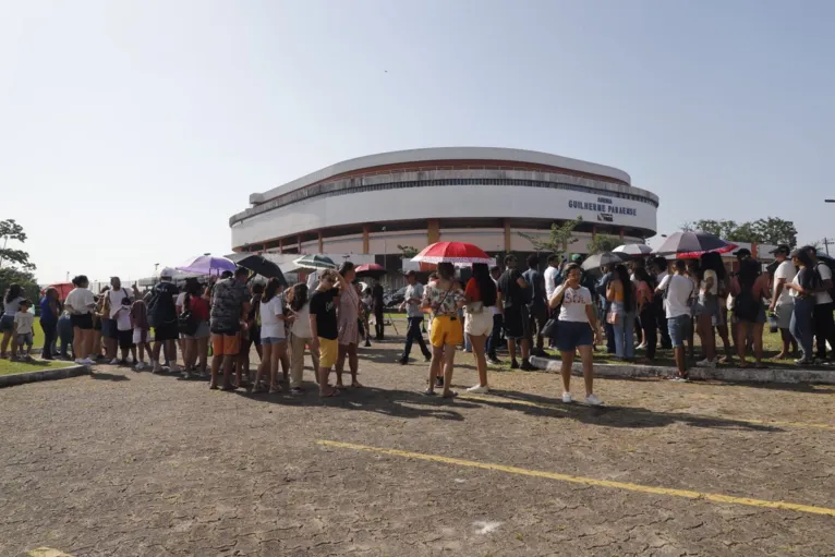 Eclipse solar atrai crianças e adultos ao Planetário