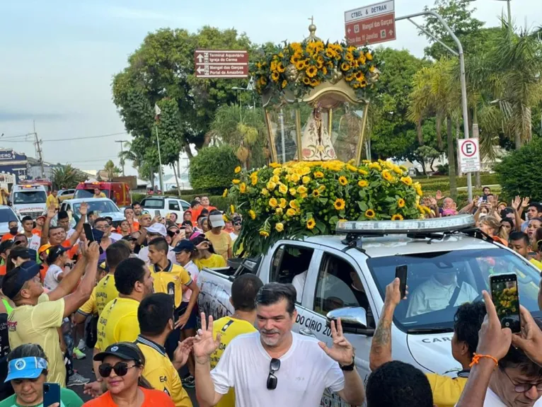 Pessoas pelo caminho também saúdam Nossa Senhora de Nazaré.