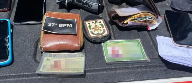 Polícia apreendeu dinheiro, documentos e outros objetos que estavam no carro