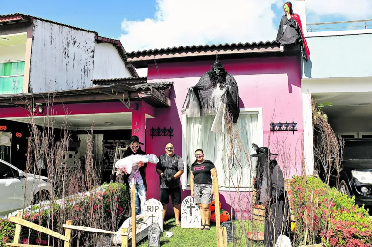 A decoração feita por Lucas Freiras e Camila Miranda se destaca na vizinhança e atrai atenção de crianças e curiosos