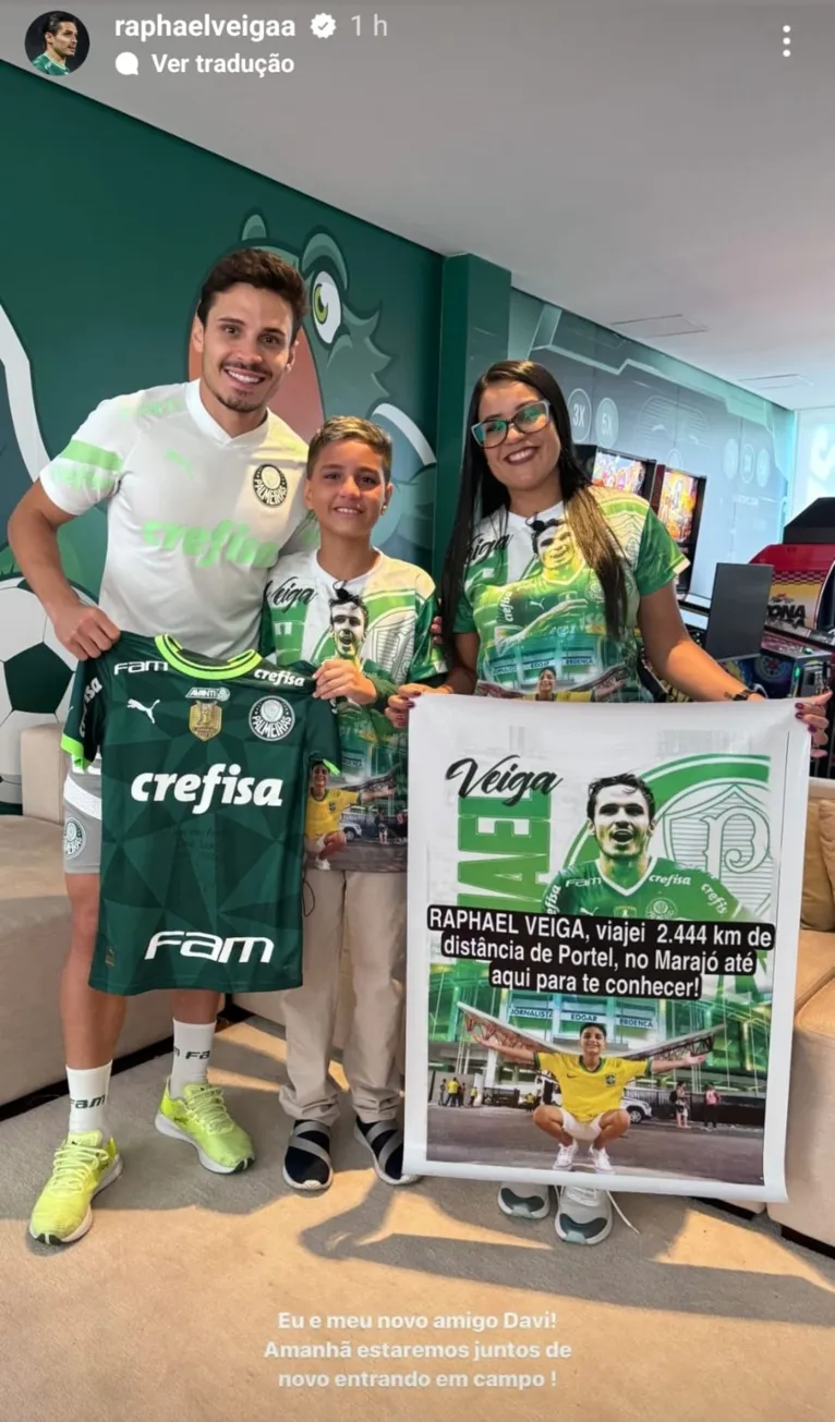 Palmeirense Raphael Veiga realiza sonho de menino do Marajó