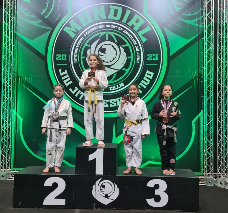 Maria Gabriela recebendo a medalha de terceiro lugar da categoria pena