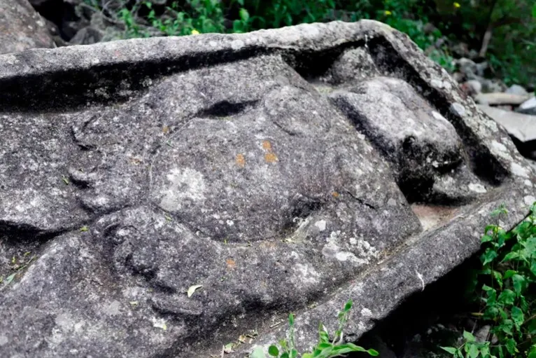 A gravura retrata uma pessoa com chifres, garras e usando uma tanga.