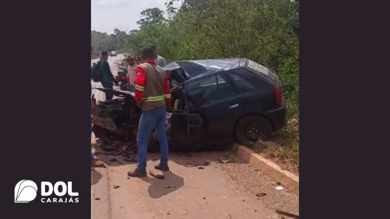 Carro em que a vítima estava. Idoso ficou preso nas ferragens