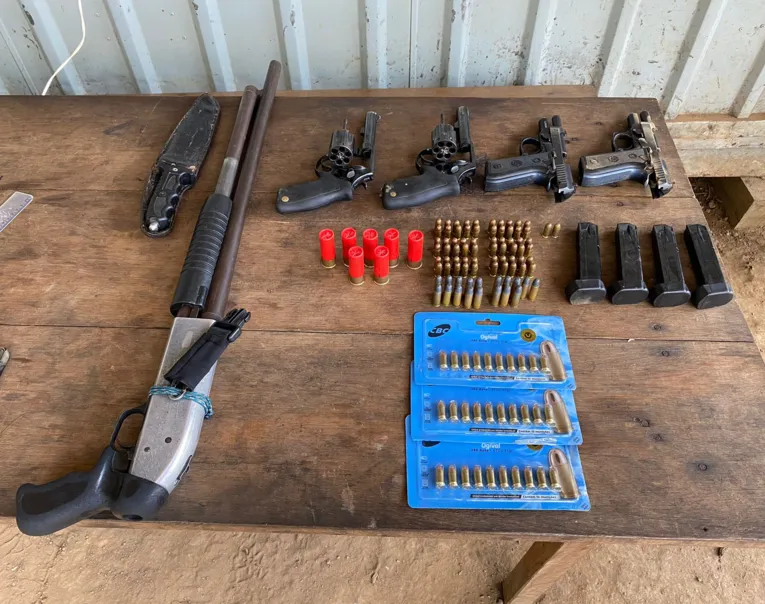 Foram apreendidas duas pistolas, dois revólveres, uma espingarda calibre 12 e dezenas de munições
