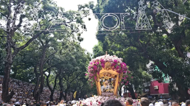 A Berlinda passa pela praça da República.