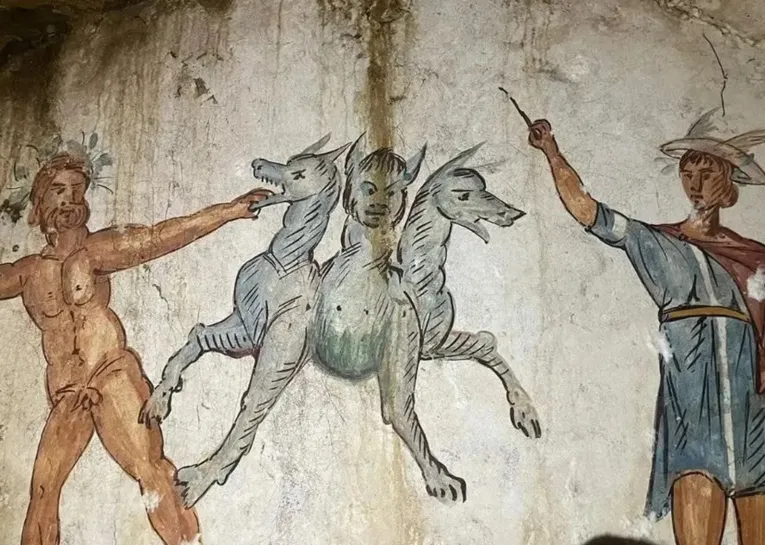 Pintura de Cérbero descoberta em tumba no município de Giugliano, na Itália