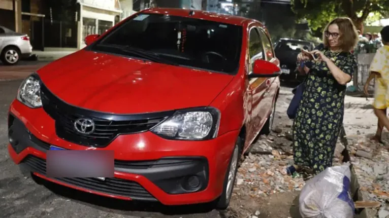 Muro tomba e atinge carro estacionado em rua de Belém 