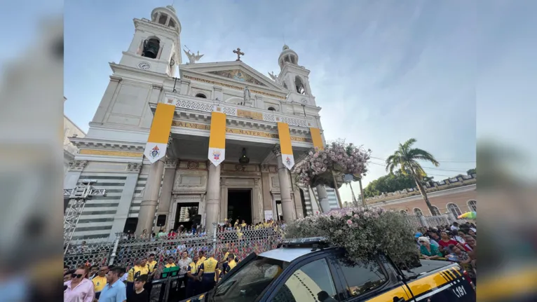 Fiéis na Basílica Santuário acompanham a missa em homenagem a Nossa Senhora de Nazaré.