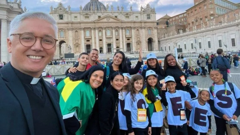 Padre Arnaldo Rodrigues e a delegação Brasileira no Vaticano.