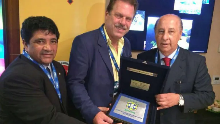Em 2014, ainda aliados, Ednaldo e Del Nero entregam placa em homenagem a Ramón Jesurum, vice da Federação Colombiana.