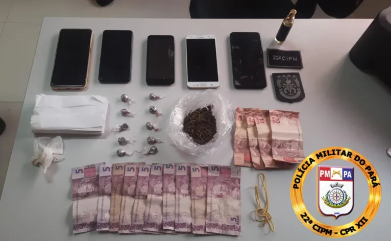 Foram achados na casa da moça: um perfume, drogas, dinheiro e celulares