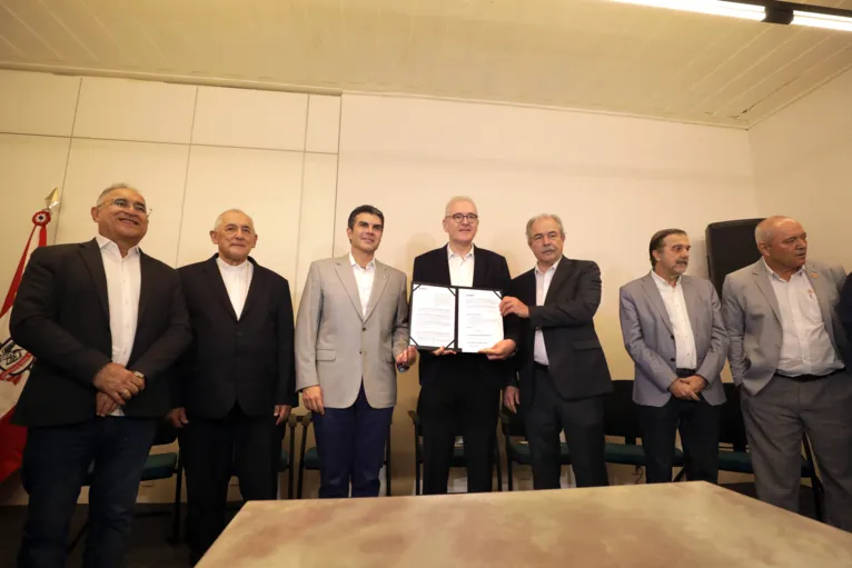 O governador, Helder Barbalho, e o prefeito de Belém, Edmilson Rodrigues estiveram presentes durante a assinatura de liberação de crédito.