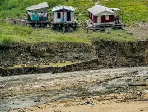 Rio Negro, no bairro São Raimundo em Manaus, durante a maior seca em 121 anos