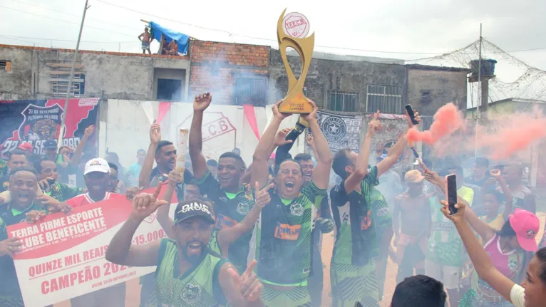 Jogadores e torcedores do Jabatiteua comemoram o bicampeonato do Campeonato de Futebol do Bairro da Terra Firme 2023.