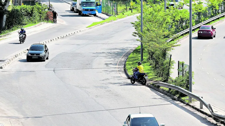 Em pouco tempo na via, o DIÁRIO flagrou diversas irregularidades. Ivanilde (abaixo) diz que toma muito cuidado ao pedalar no local