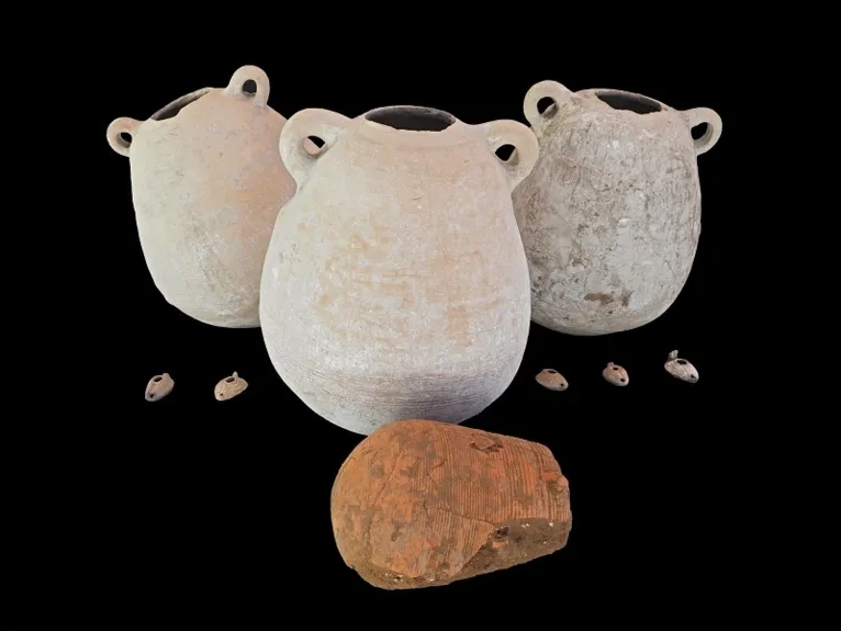 Jarros de cerâmica encontrados durante as escavações