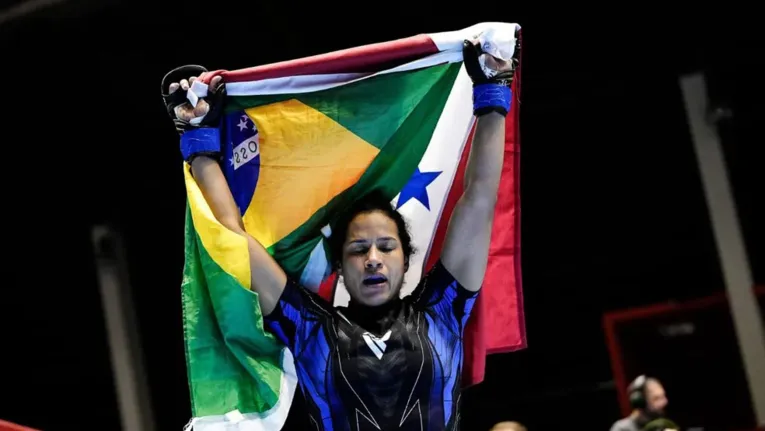 Josiane, logo após a vitória na final do Mundial, ergue as bandeiras do Brasil e do Pará.