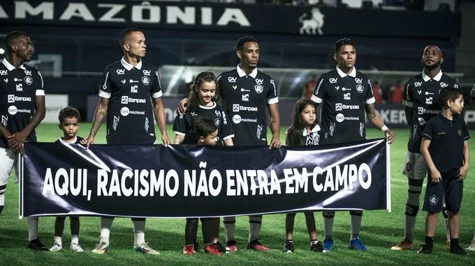 Jogadores do Remo participam de campanha contra o racismo no futebol durante o Parazão 2023.