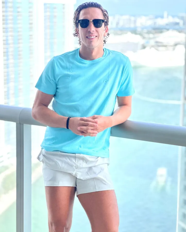 Ao lado de companheiro, Nicolas curte férias em Miami