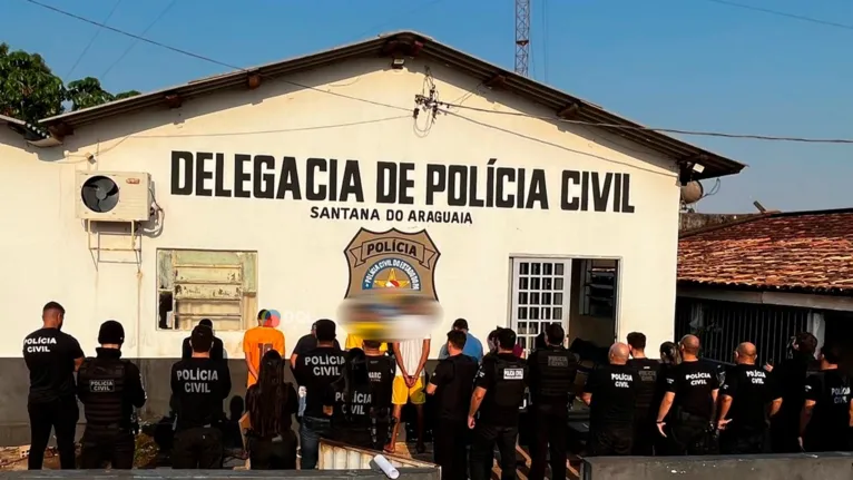 Policiais civis com os detidos na operação