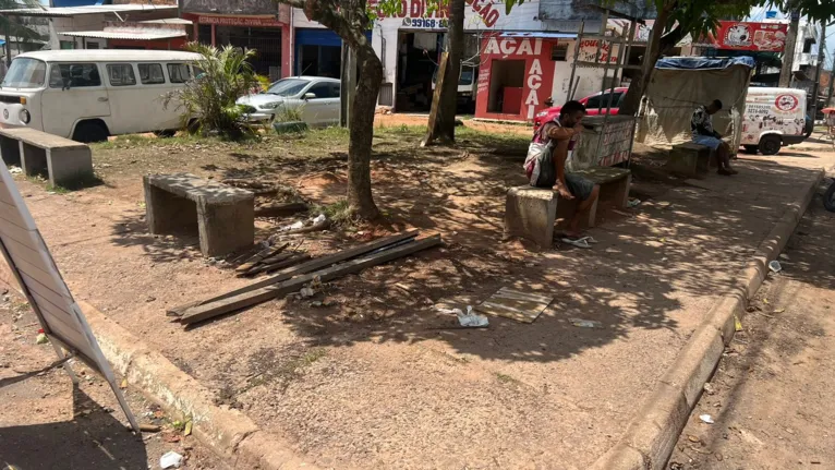 A Praça estava completamente abandonada no bairro.