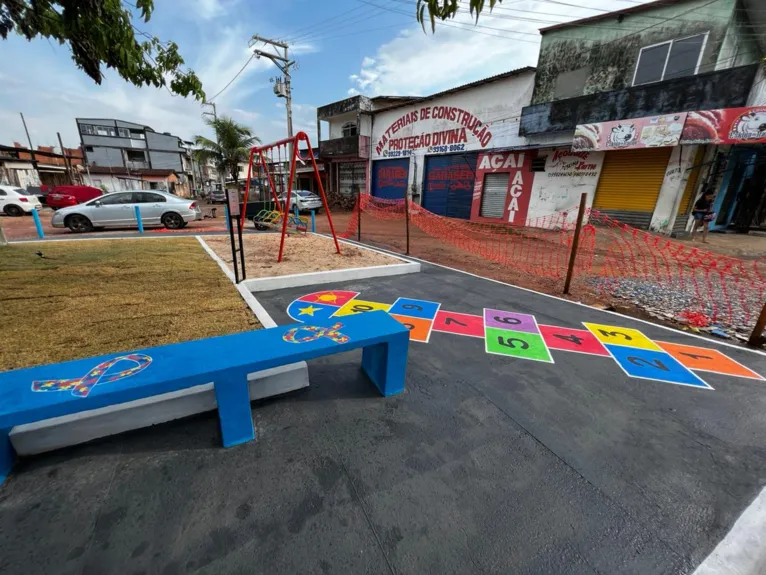 Detalhe da nova Praça do Campinho, adaptada também para pessoas com TEA e PcD.